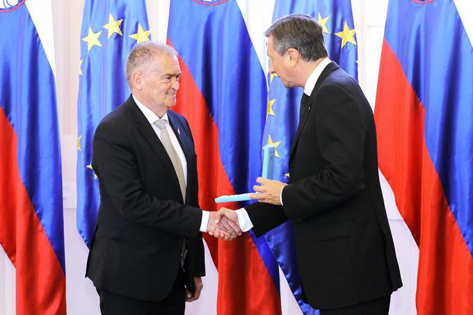 Predsednik Pahor vročil državno odlikovanje red za zasluge dr. Ludviku Karničarju